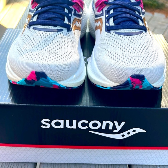 NWT Saucony Triumph 20 Women’s Sneakers!👟👟✨ - Picture 3 of 9